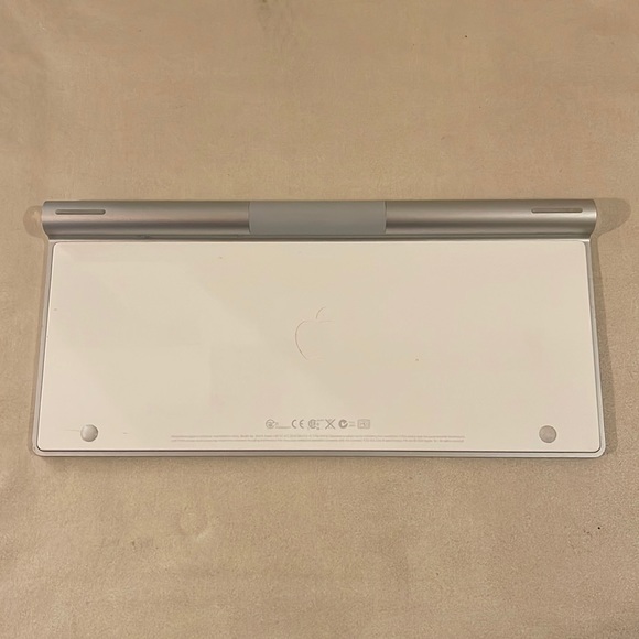 COPY - Original Apple Wireless Keyboard A1314 White Keys Aluminum Metal Base Bl… - Picture 2 of 4